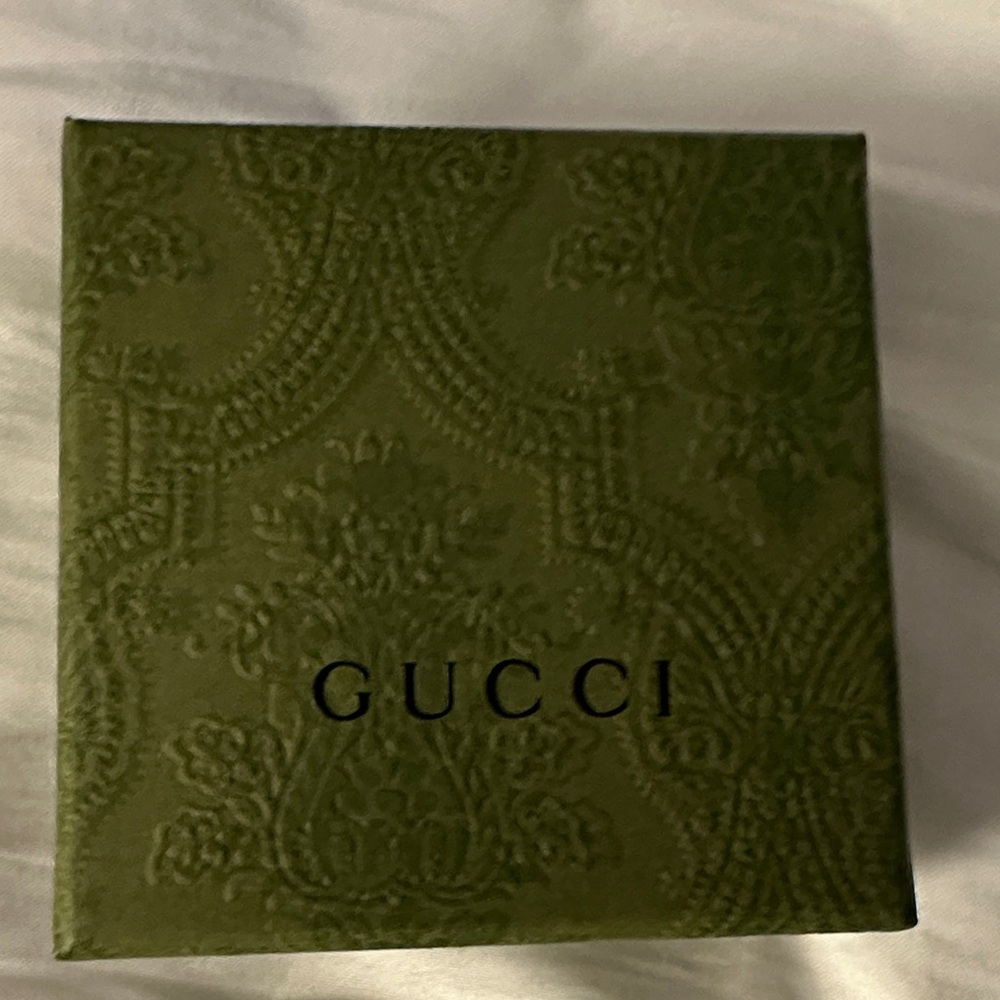 Gucci women’s ring in a Olive Embossed Decorative Box